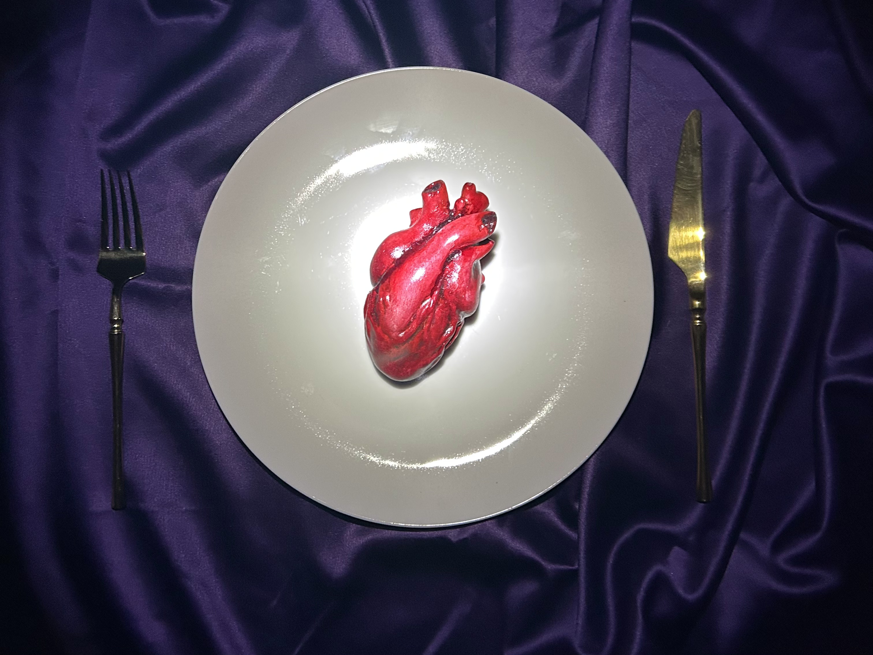 Tanya Fishmann, (Not) for Consumption, 2018, ceramic sculpture of a heart referencing Boccaccio's Decameron, exploring grief, desire and bodily experience